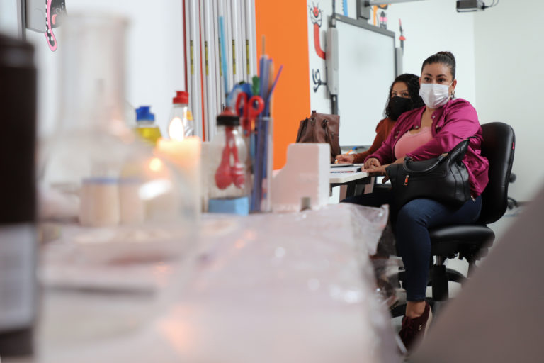 Capacita IDSCEA al personas de Casas de la Ciencia en química y microscopía