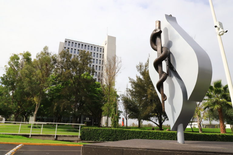 Develan escultura en honor a los brigadistas de la UAA que participan en la vacunación contra covid-19
