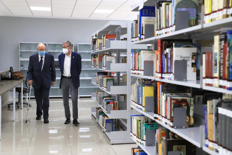 Alfonso Pérez Romo dona su biblioteca personal a la UAA