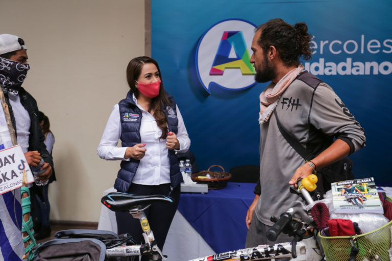 Alcaldesa de Aguascalientes recibe a ciclista que recorre el continente americano