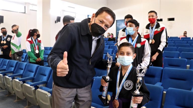 Titular del IDEA recibió al selectivo estatal de kickboxing