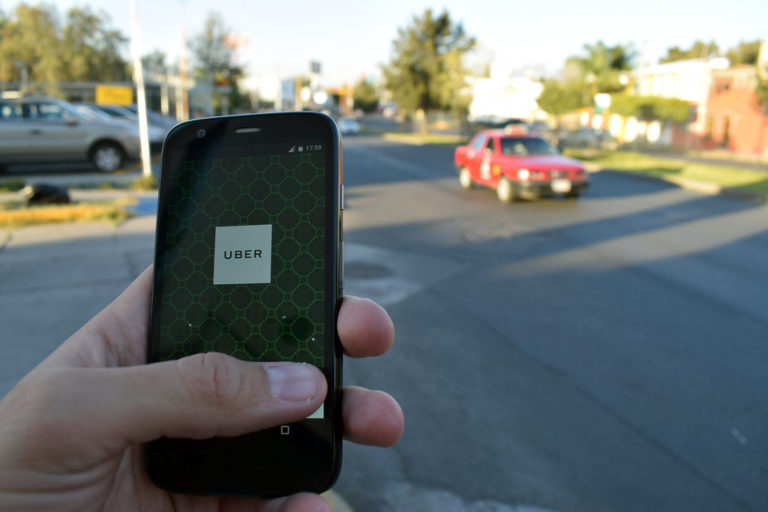 No hay límite de autos que trabajen plataformas como Uber; podría poner en riesgo al servicio de taxis en Aguascalientes