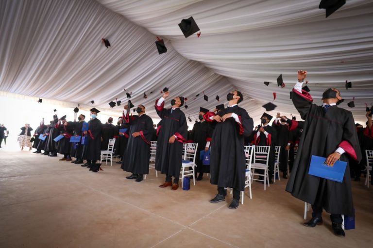 La economía mexicana todavía no está tan diversificada para captar a todos los egresados