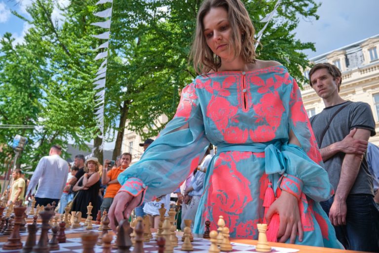 La historia de Anna Muzychuk, ajedrecista campeona del mundo que renunció a sus títulos para protestar por la equidad de género