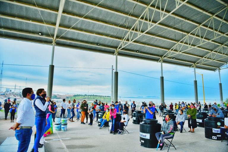 Alcaldesa de Aguascalientes entregó tinacos y material de construcción al oriente y sur de la capital