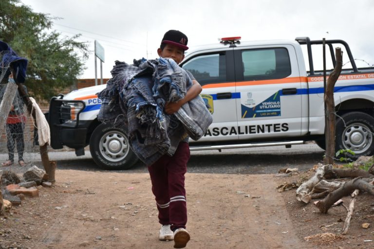 Entregan apoyos a familias que sufrieron afectaciones por lluvias en Aguascalientes