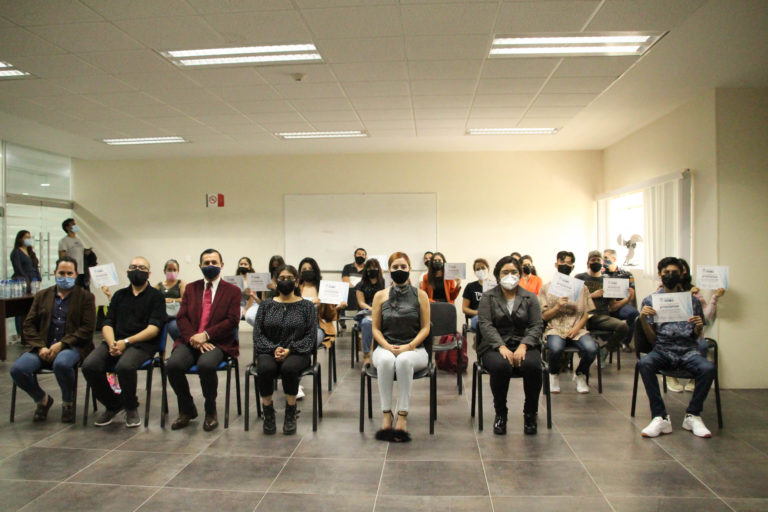 IAJU entregó constancias a personas que concluyeron curso de francés