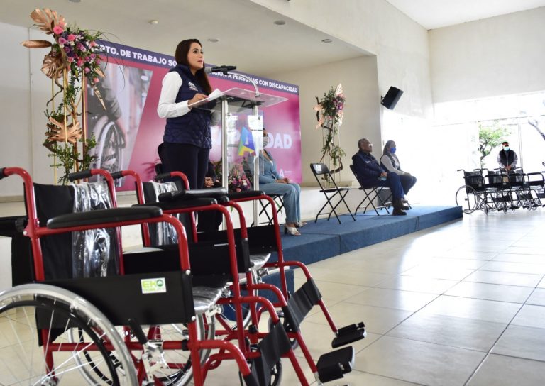 Alcaldesa de Aguascalientes entregó aparatos ortopédicos a personas con discapacidad