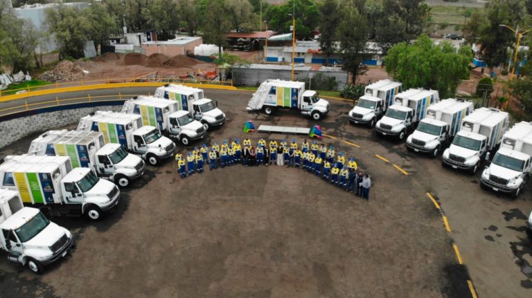 Alcaldesa de Aguascalientes entrega nuevos camiones recolectores de basura