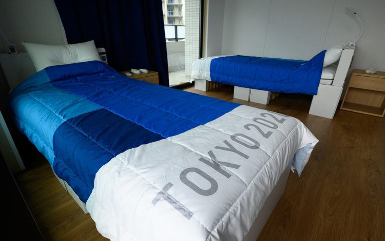 Por supuesto un mexicano comprobó si las camas antisexo realmente lo son en Tokio 2020