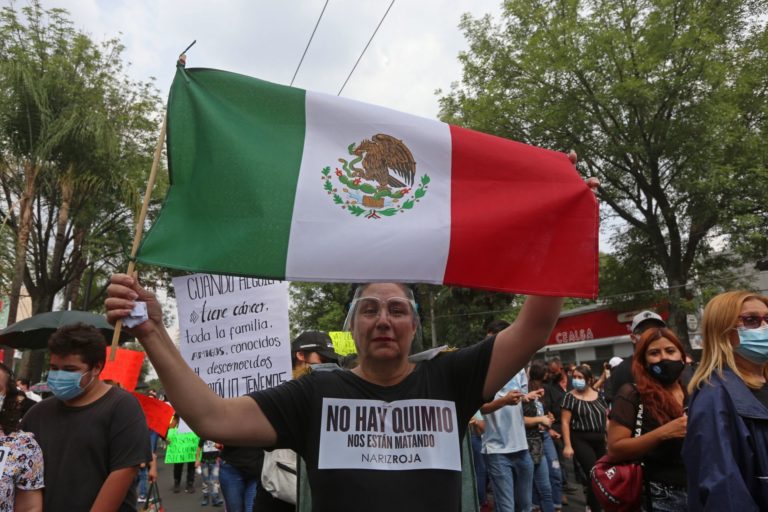 Padres de niños con cáncer denuncian por genocidio a Hugo López-Gatell