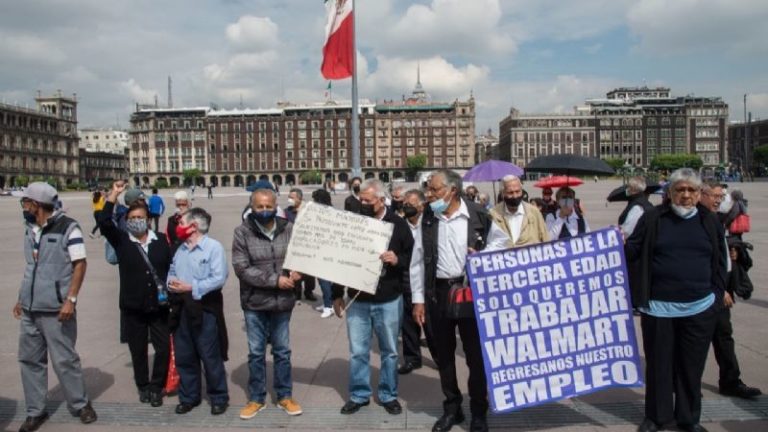 Soriana y Walmart reinstalarán como empacadores a adultos mayores