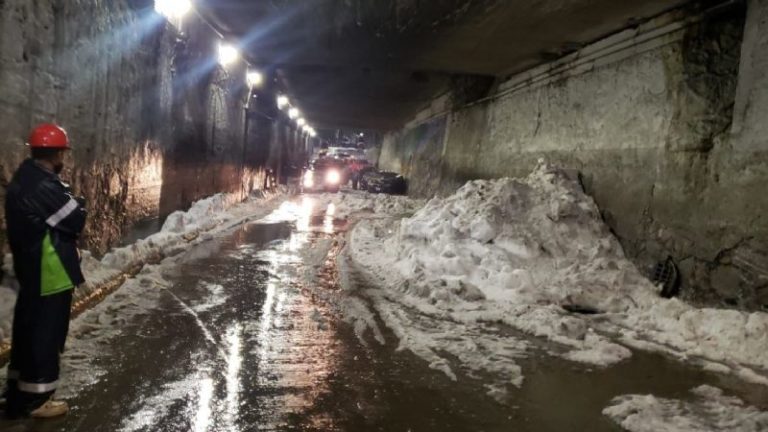 Hombre muere de hipotermia; su auto quedó varado por la granizada en Tlalnepantla