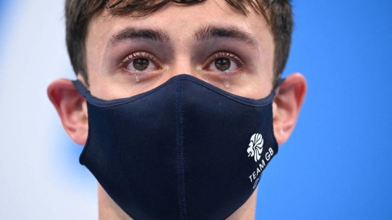 “Me siento increíblemente orgulloso de decir que soy gay”, dice el clavadista Tom Daley, ganador del oro