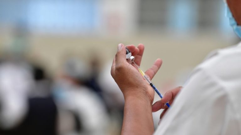 Tercera dosis de vacuna covid-19 quintuplicaría anticuerpos: Pfizer