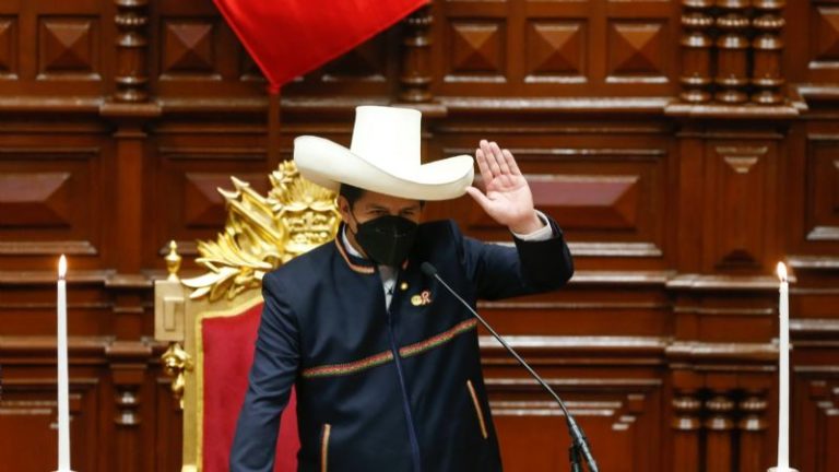 Pedro Castillo jura como presidente de Perú; creará nueva constitución