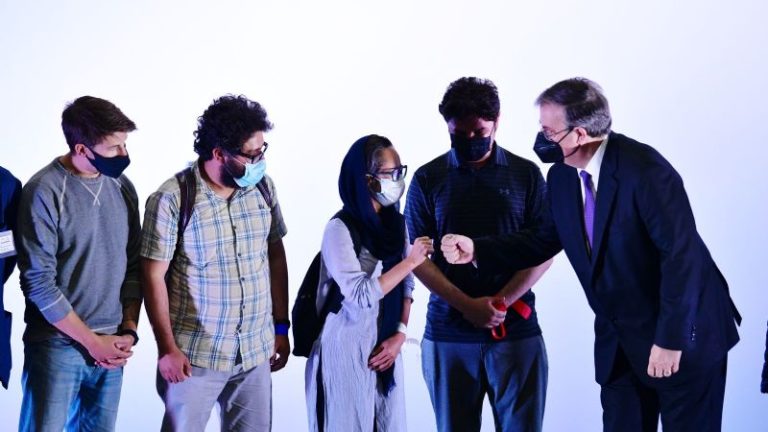 Ebrard recibe a 124 representantes de medios afganos que solicitaron refugio a México