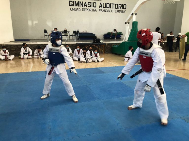 Taekwondoínes realizan fogueo de preparación