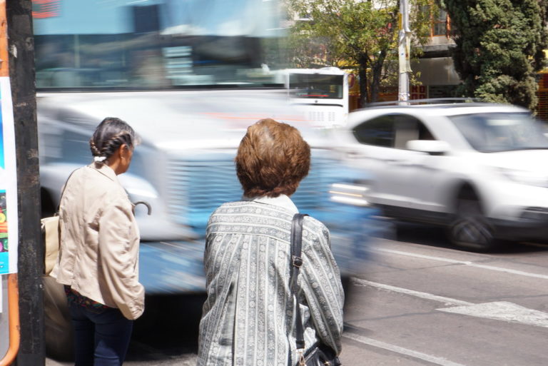 Personas de la tercera edad encuentran dificultades al utilizar el transporte público de Aguascalientes