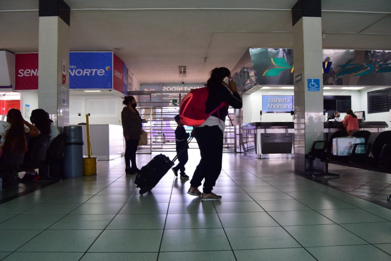 Ante la tercera ola de covid-19, se mantienen las medidas sanitarias en la central de camiones