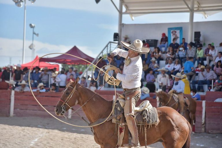 Pende en los muros el cartel del Campeonato Nacional Charro