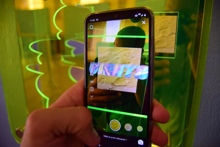 Jardín de señales iridiscentes una obra de Alfredo Medina que se exhibe en Aguascalientes