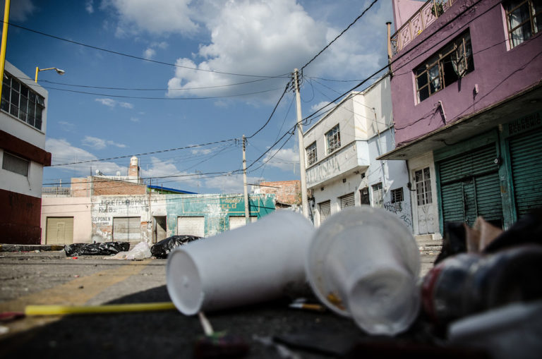 ¿Hay multas por no limpiar el frente de mi casa en Aguascalientes?