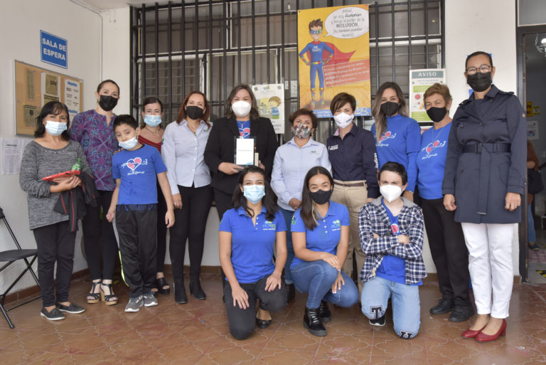 DIF entrega reconocimiento al Banco de Ojos y a la Asociación Autismo Aguascalientes