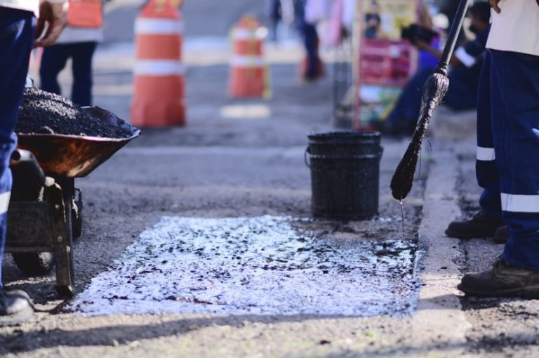 Alcaldesa de Aguascalientes supervisa bacheo al oriente de la ciudad