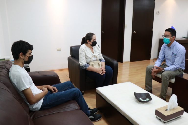 IEA reconoce a estudiante por obtener medalla de oro en Olimpiada Internacional de Matemáticas 