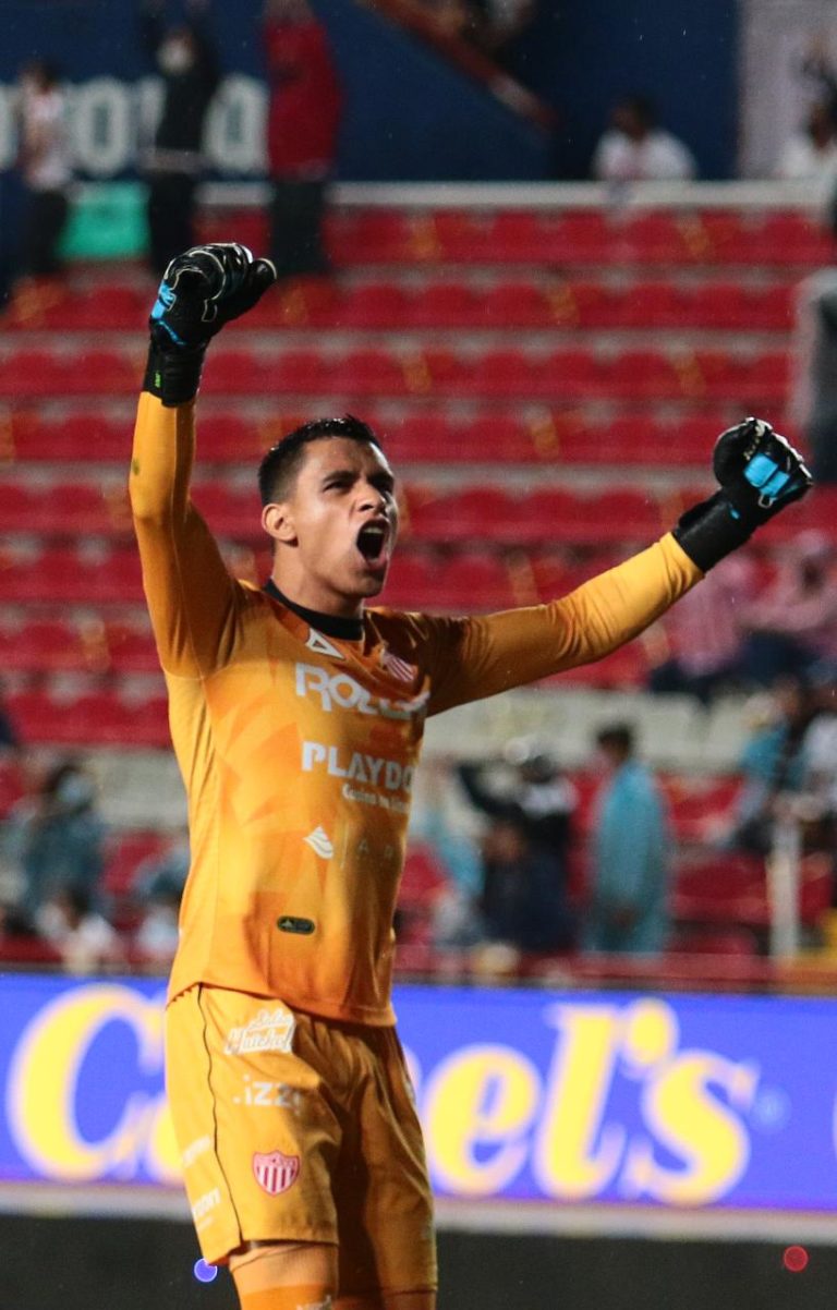Necaxa vence 3-0 a Pumas 