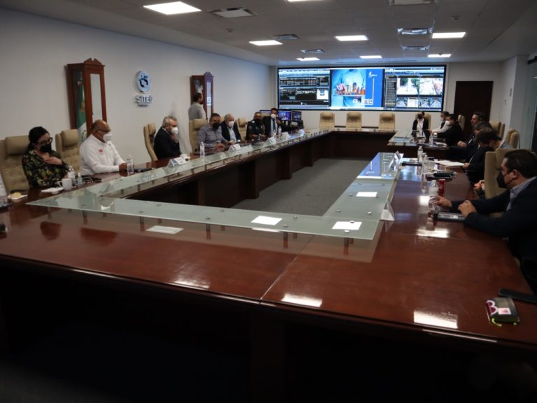 Recorren el C5 el gobernador electo de Michoacán y el secretario del Sistema Nacional de Seguridad Pública