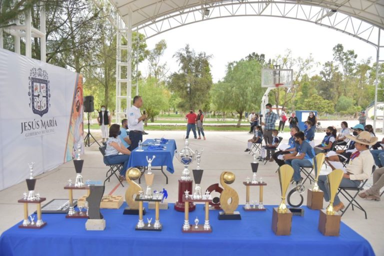 Entregan reconocimientos a academias deportivas de Jesús María