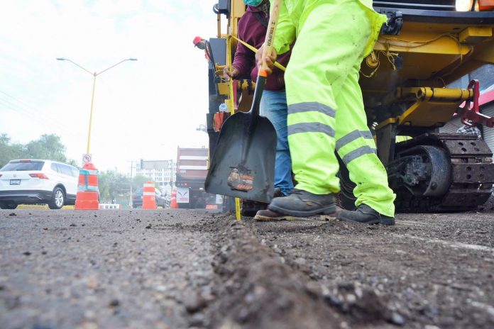 Rehabilitan carpeta asfáltica en avenida Independencia