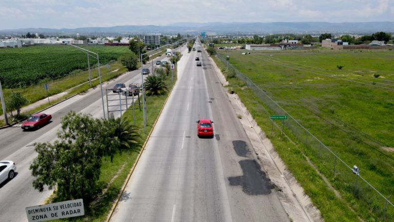 Continúan trabajos de bacheo en Tercer Anillo Norte en Aguascalientes