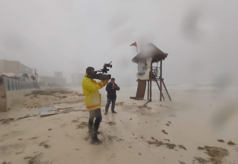 Todo el gobierno, atento ante el impacto del huracán Grace: López Obrador