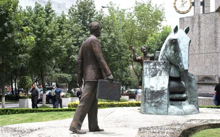 El regreso del Hombre del portafolio, del escultor Miguel Peraza