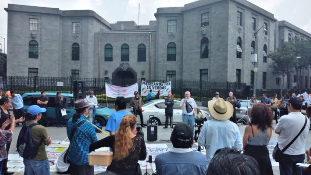 “Falsa pandemia”; antivacunas protestan frente a la Secretaría de Salud