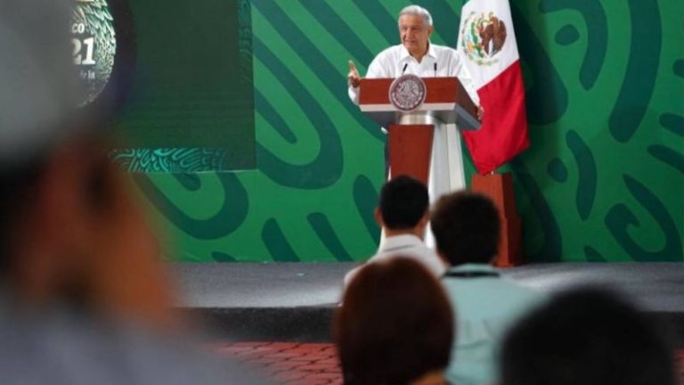 AMLO culpa al INE y a los medios por la escasa participación en la consulta