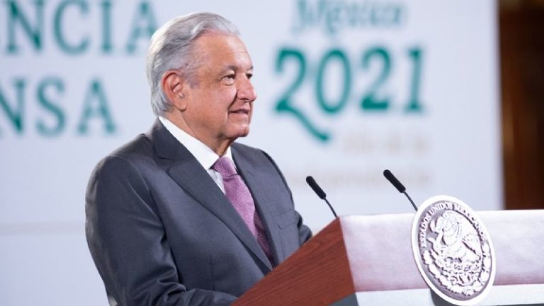 AMLO critica autogobierno en normales rurales; propone entrega de recursos directa