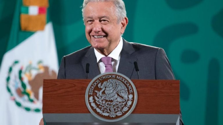 Práctica corrupta y generalizada el reparto de notarías: López Obrador