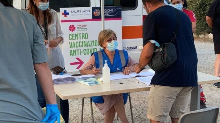 La operación de perfeccionismo en la vacunación en Italia: Edificios icónicos, música… y castigos a los no inmunizados