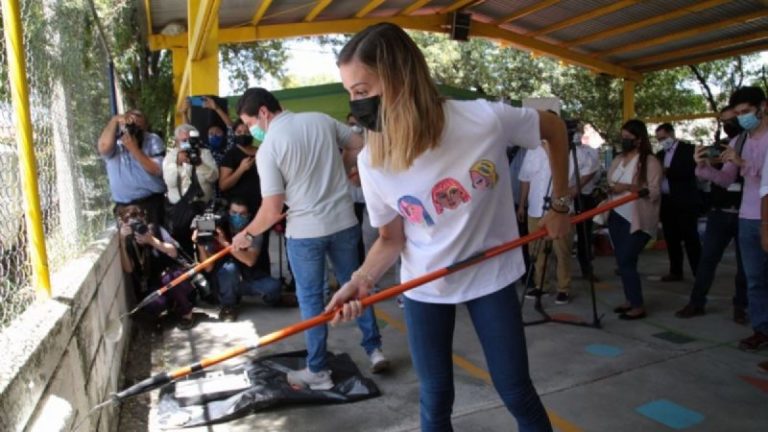 Samuel García y su esposa piden a empresarios apadrinar escuelas en Nuevo León