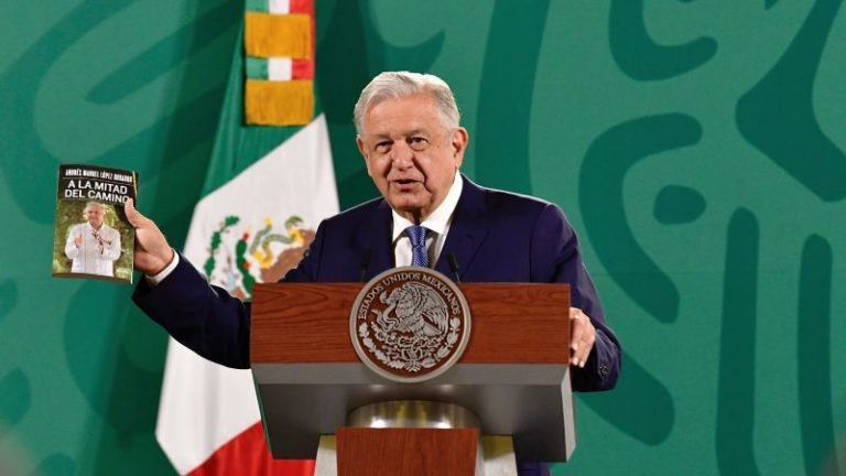 “No se van a aburrir” dice AMLO al recomendar a sus adversarios su nuevo libro A mitad del camino