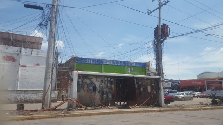 Denuncian instalaciones eléctricas en mal estado en Central de Abastos Sur