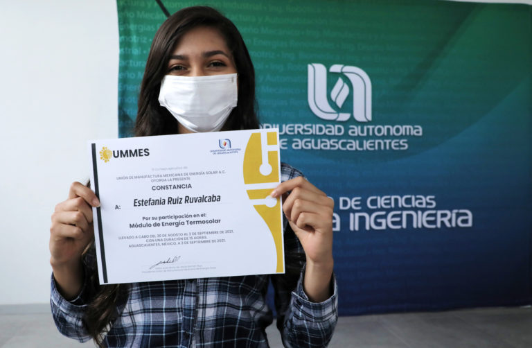 Estudiantes de Ingeniería en Energías Renovables realizan curso de Energía Termosolar