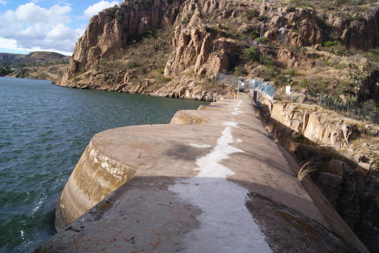 En Pabellón, familias de Santiago y San Luis de Letras fueron desalojadas por desfogue de presas