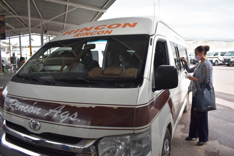 Choferes de combis no cuentan con seguro social, ley no es clara sobre esta prestación