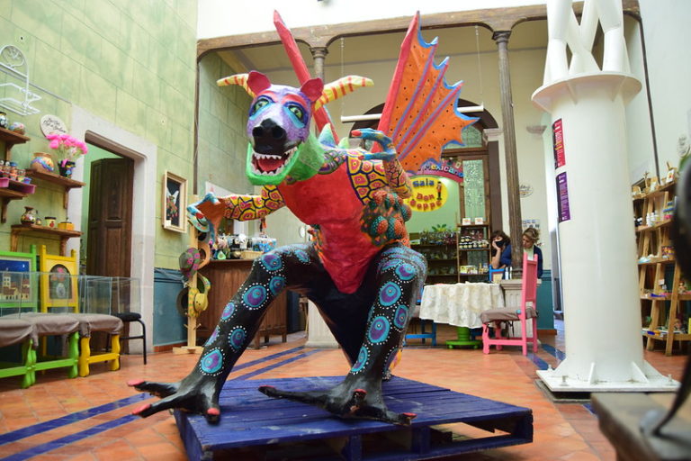 Tlamachki es el ganador del concurso para nombrar al alebrije gigante que se encuentra en la Casa de las Artesanías.