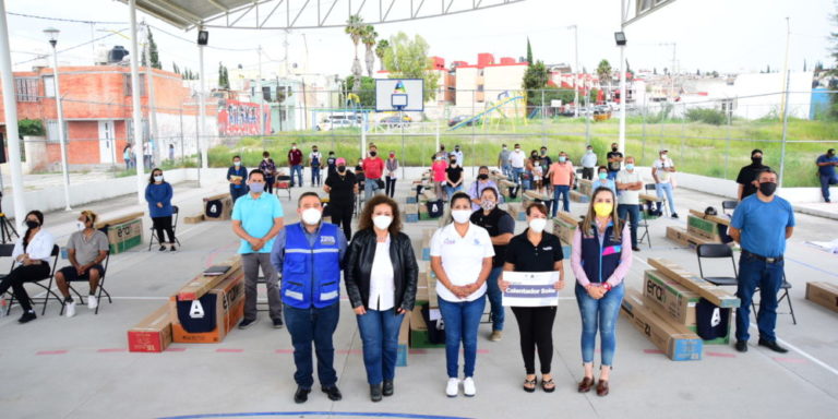 Ayuntamiento de Aguascalientes entregó calentadores solares al oriente de la ciudad